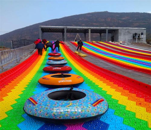 海南藏族彩虹滑草场
